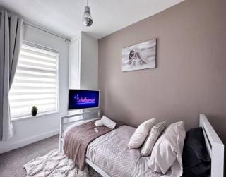 Sleek Skyward Serenity 2bed W Pool Table - Ystrad - 7