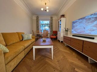 Spacious & Stylish Apartment in City Center - 9