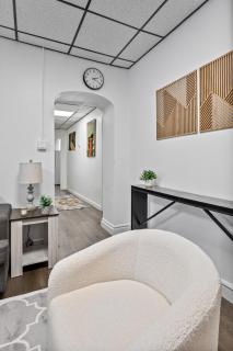 Chic 2BR Getaway Queen Beds Fast WiFi - Chicago - 4