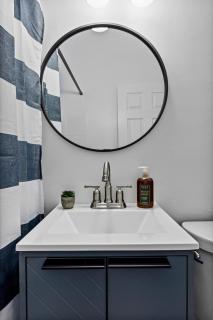 Chic 2BR Getaway Queen Beds Fast WiFi - Chicago - 8
