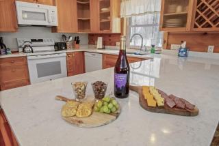 Sleepy Moose - New! Log Cabin with Whirlpool Tub, Dogs and Near Beach - Sister Bay - 6