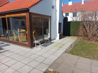 Nivekerke 8 Nieuwmunster De Haan, 3-bedroom holiday house for 4 to 6 people, between Wenduine, 1 km, and De Haan, 2 km, 500 meters from the beach,15 min from Bruges, Ostend and Knokke, nice big fenced garden - 1