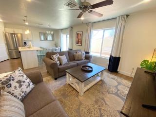 Spacious Modern Family Townhome Close to Downtown Kanab - 4