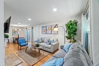 The Cozy Cove l Luxurious 2BD Condo l Amazing Location l Parking l - Dallas - 0