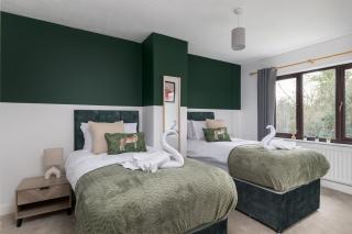 Spacious 5BR House Contractors Parking - 9