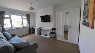 Two Bed Apartment in West London - Brentford - 4