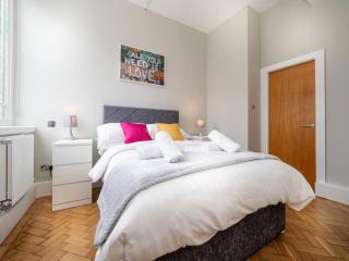 Charming 2-bedroom Grade Ii Apartment Sleeps 6 - Liverpool - 0