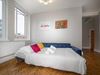 Charming 2-bedroom Grade Ii Apartment Sleeps 6 - Liverpool - 3
