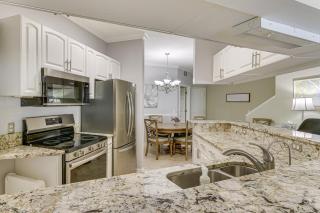 Hilton Head Island Condo with Deck Less Than 1 Mi to Beaches - Hilton Head Island - 2