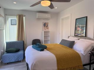 Chic, Cozy & Comfort Modern Room - Austin - 3