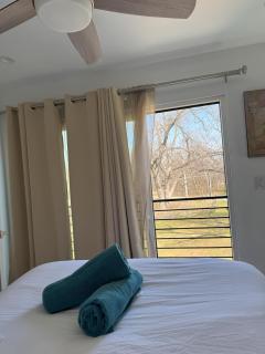 Chic, Cozy & Comfort Modern Room - Austin - 2