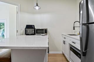 Central Gem Modern One Bedroom Oasis - St. Petersburg - 3