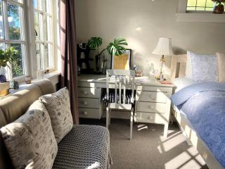 Spacious and Sunny Master Bedroom in a Villa - Auckland - 4