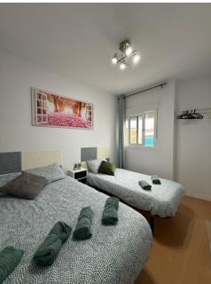 HABITACIÓN triple con baño compartido LOVELY SEVILLA - Camas - 8