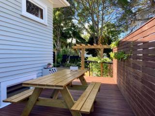 Spacious and Sunny Master Bedroom in a Villa - Auckland - 7