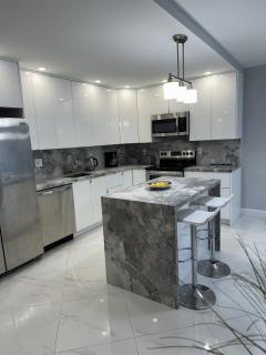 Trendy 1BD Condo 4 Mins to Beach - 5