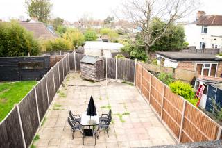 Stylish 4-Bedroom Getaway Free Parking - Ealing - 6