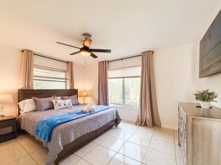 Luxury Oakland Park Retreat Pool Lake Access - Fort Lauderdale - 5