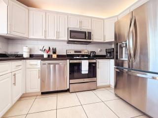 Lakefront Villa & Pool Perfect Stay Near Beaches - 7