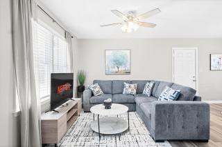 Sleek 3 BR home with self check in Private! - 0