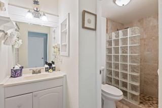 Nani Kai Hale 403- Top floor 1 bedroom with AC & partial ocean view - Kihei - 2