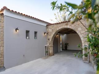 Elegant villa with mountain views & pool - Mikra Anogia - 4