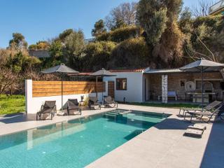 Elegant villa with mountain views & pool - Mikra Anogia - 0