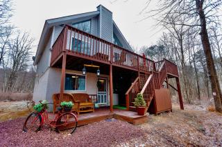 Poconos Getaway with Hot Tub-Close to Attractions, Perfect for Family &Friends! - Blakeslee - 9