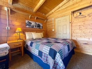 The Park Cabin at Mount Carmel Motel and RV Park - 7