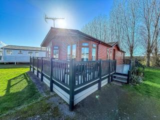 Modern 4 Berth Lodge With Decking At Manor Park In Hunstanton Ref 23024W - Hunstanton - 2
