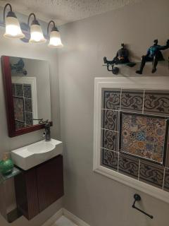 The Elegua Suite -Gated Pool Estate with Fun Themed Rooms - Tampa - 5