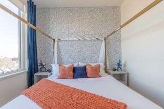 Vibrant Visit near Airport, Free Parking, 2 BR 2 Bath Suite that Sleeps 8, 20 Percent OFF 7 days - 7