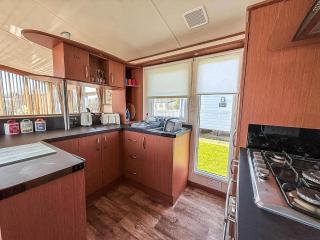 Stunning 6 Berth Caravan With Decking At Southview Holiday Park Ref 33175V - Skegness - 5