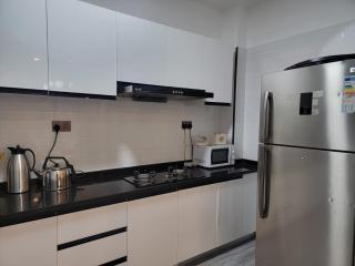 spacious elegant apartment with swimming pool, private parking space, child play area and unbeatable city views - Nairobi - 6