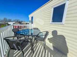 6 Berth Caravan For Hire With Decking At Manor Park In Norfolk Ref 23017S - Hunstanton - 3