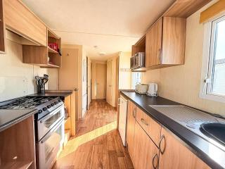 6 Berth Caravan For Hire With Decking At Manor Park In Norfolk Ref 23017S - Hunstanton - 1