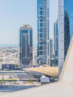 Luxury Spacious Condo in the Iconic Park Towers - 1