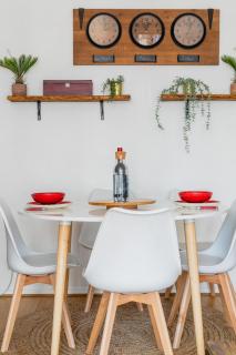 Transports, parking, A/C & equipped for long stays - 9