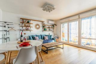 Transports, parking, A/C & equipped for long stays - 8