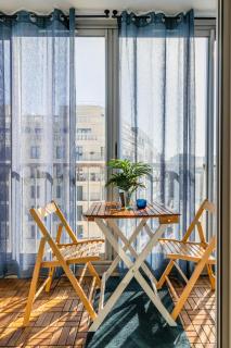 Transports, parking, A/C & equipped for long stays - 2