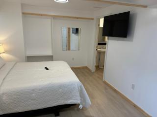Private Entrance, private Bathroom, Bedroom and workspace - Stittsville - 3