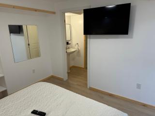 Private Entrance, private Bathroom, Bedroom and workspace - Stittsville - 1