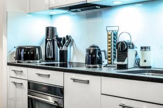 Boutique Luxury Living - Private Balcony I Best Location I AC Comfort - Zurigo - 3