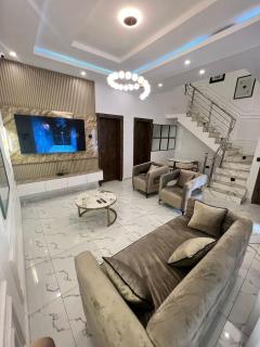 Luxury 4BR Apt 5Min to LCC with Pool in Secured Estate - Ibeju - 0