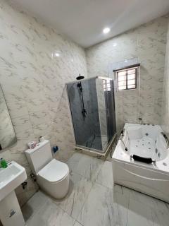 Luxury 4BR Apt 5Min to LCC with Pool in Secured Estate - Ibeju - 3