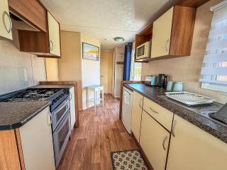 Beautiful 6 Berth Caravan For Hire With Huge Decking At Manor Park Ref 23142K - Hunstanton - 3