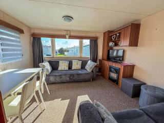 Beautiful 6 Berth Caravan For Hire With Huge Decking At Manor Park Ref 23142K - Hunstanton - 1