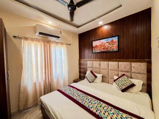 HOTEL VIA GANGA INN ! గంగా ఇన్ ద్వారా హోటల్ VARANASI! FULLY AIR-CONDITIONED HOTEL AT PRIME LOCATION WITH ROOFTOP GANGES VIEW! 2 Min walking distance from ASSI GHAT ,NEAR KASHI VISHWANATH TEMPLE - Varanasi - 4
