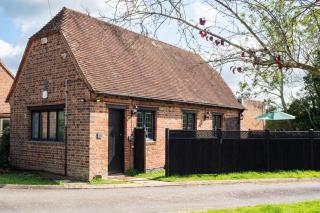 Country Home and 2 Cottages with Tennis Court, Hot Tub, BBQ and Darts - Chiddingly - 8