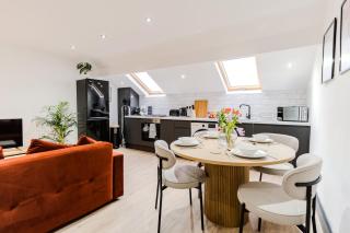 Stunning Skyview 2BR flat , fast Wifi - Home Away from Home - 6